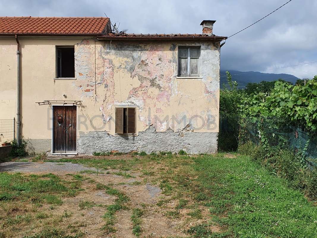Porzione di casa in vendita a Romagnano, Massa (MS)