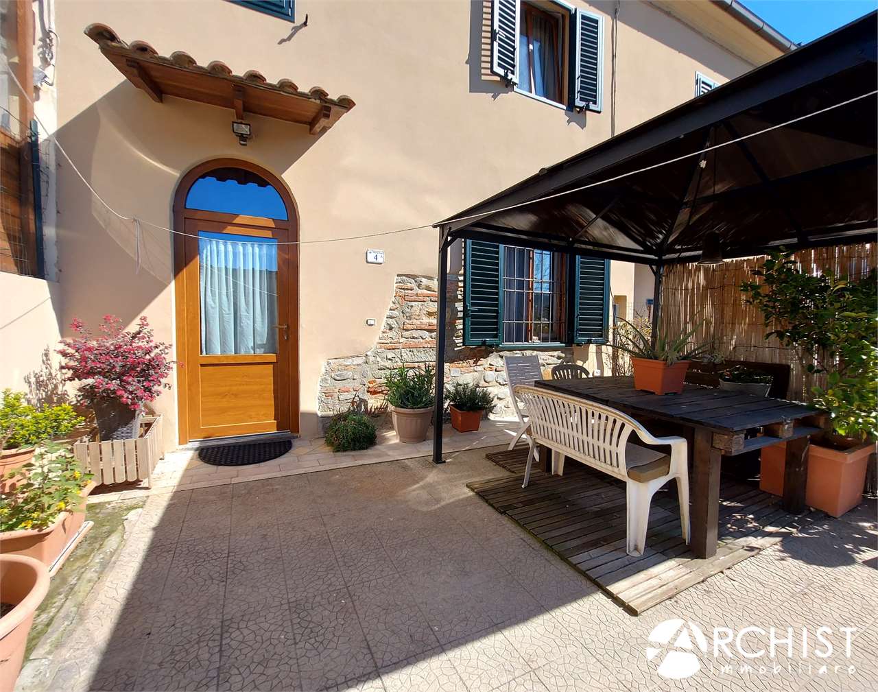Porzione di villa con giardino privato