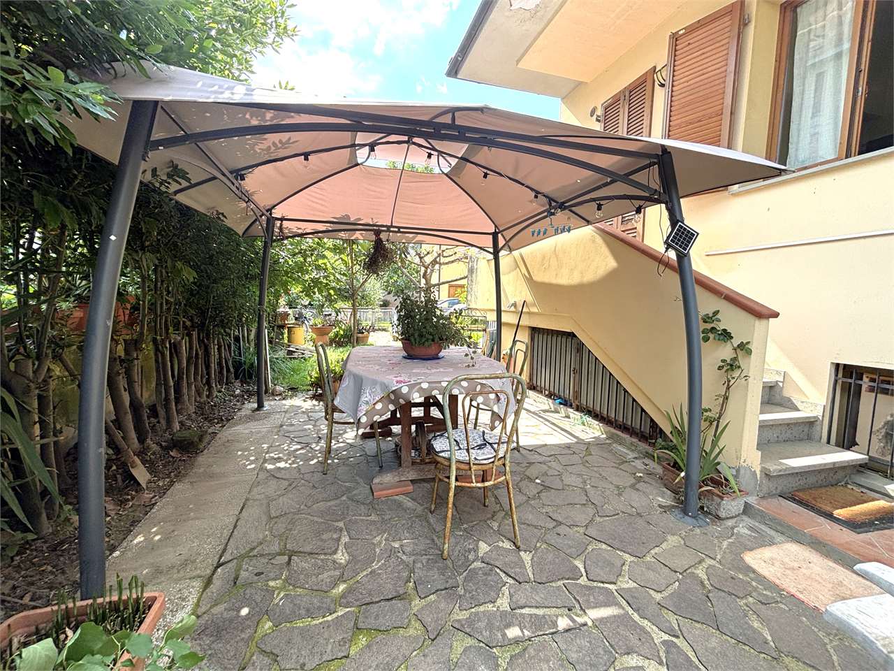 Graziosa villetta a schiera con giardino e garage