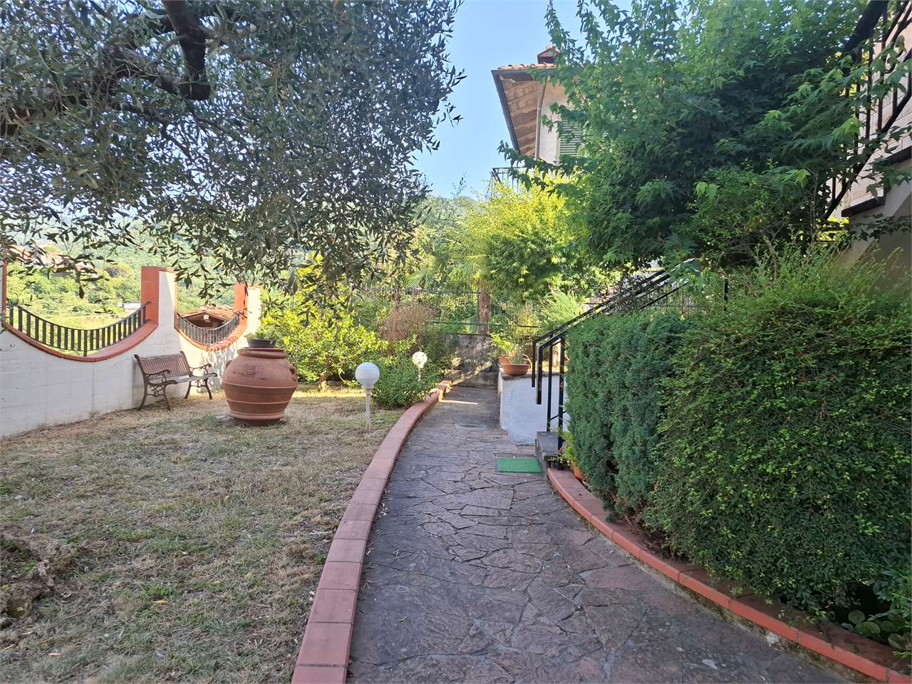 Luminoso Appartamento in Villa Bifamiliare