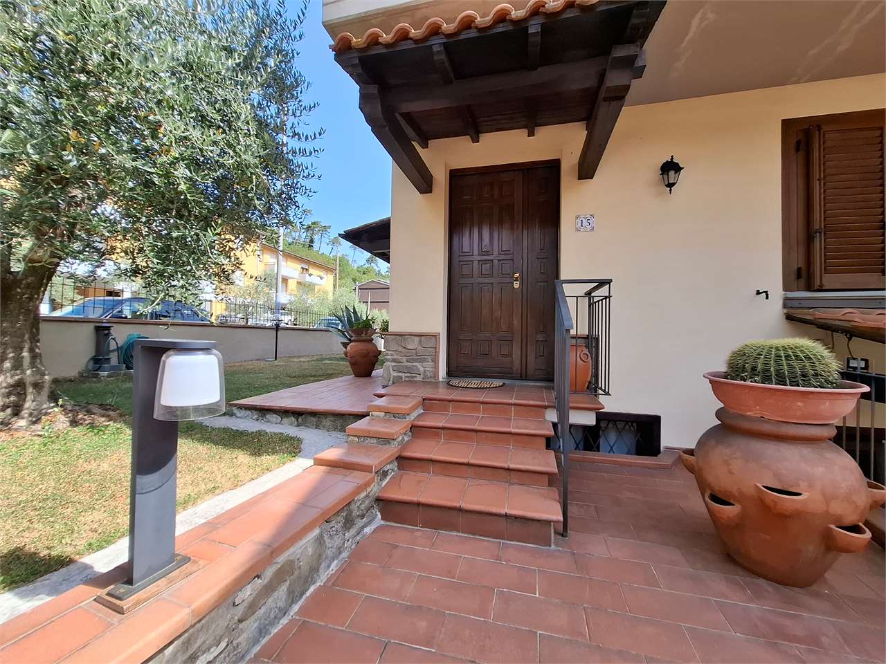 Elegante Villetta Angolare con Giardino