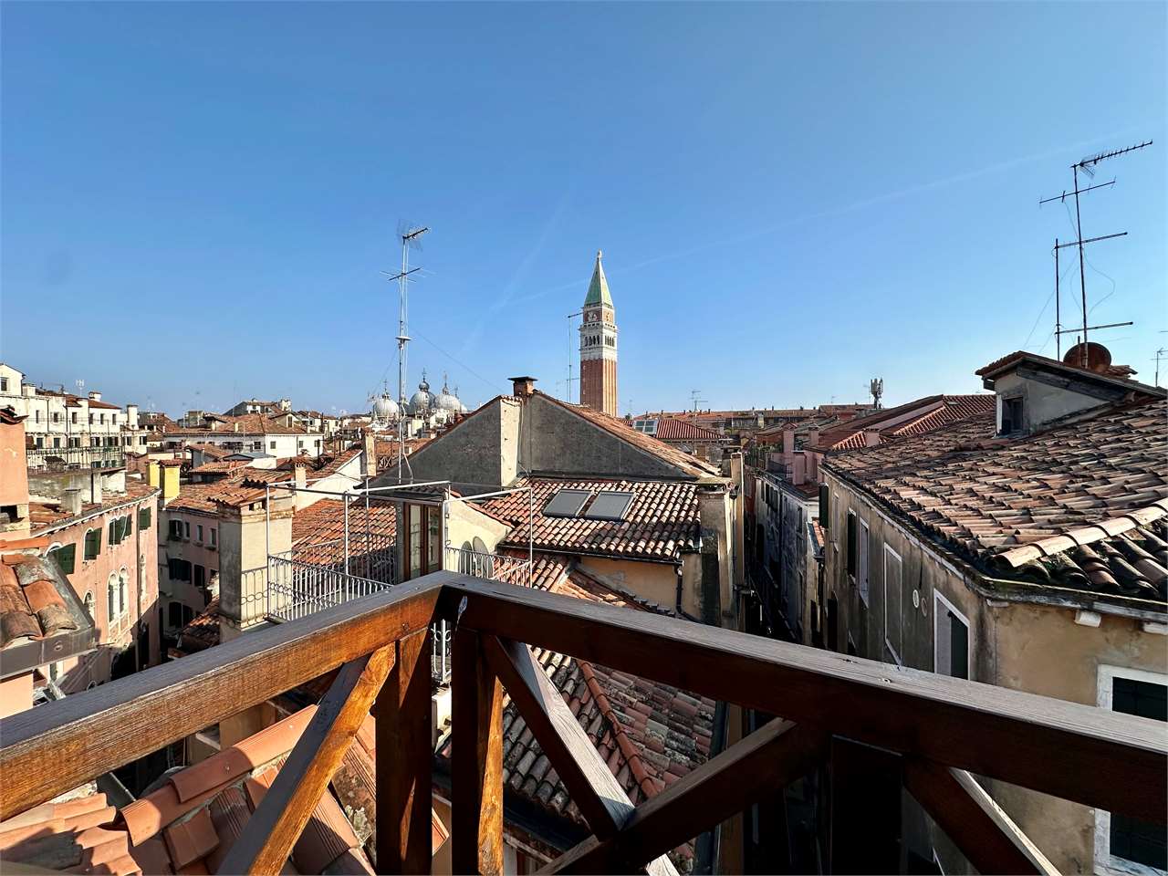 Calle dei Fabbri (San Marco) – Exclusive luxury penthouse with panoramic rooftop terrace and iconic