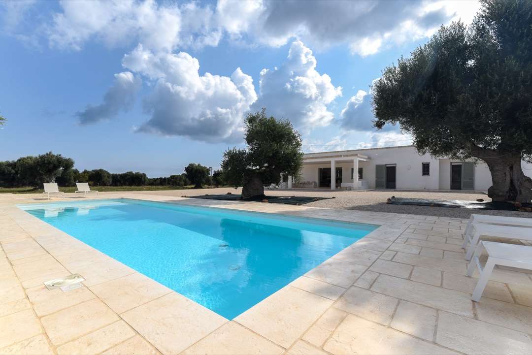 Villa Caposenno with swimming pool