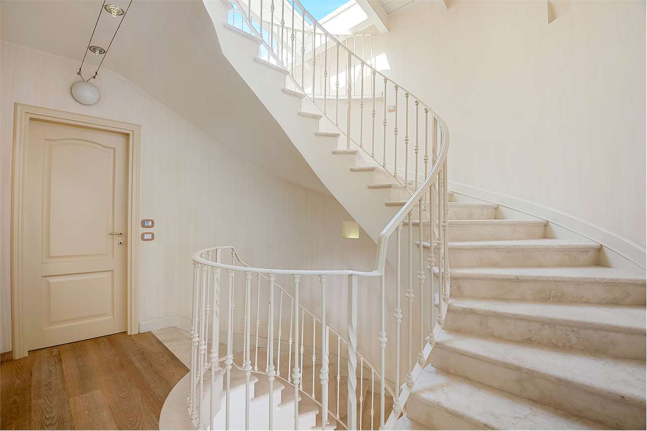 Splendida villa con piscina — foto 27