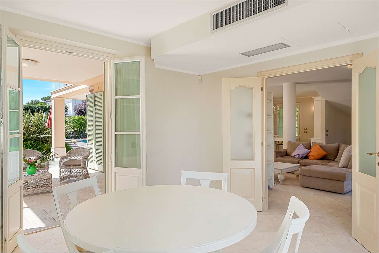 Splendida villa con piscina — foto 33