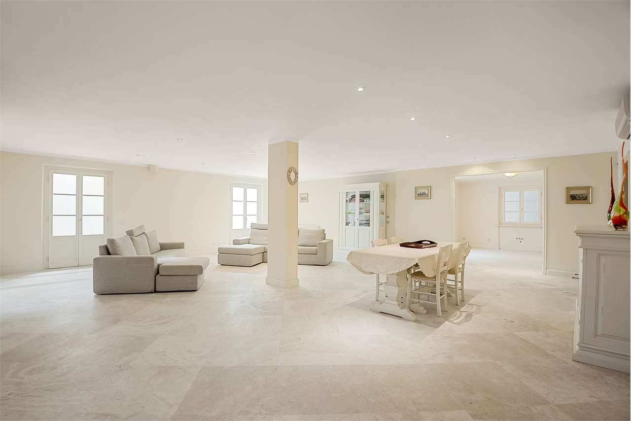 Splendida villa con piscina — foto 39