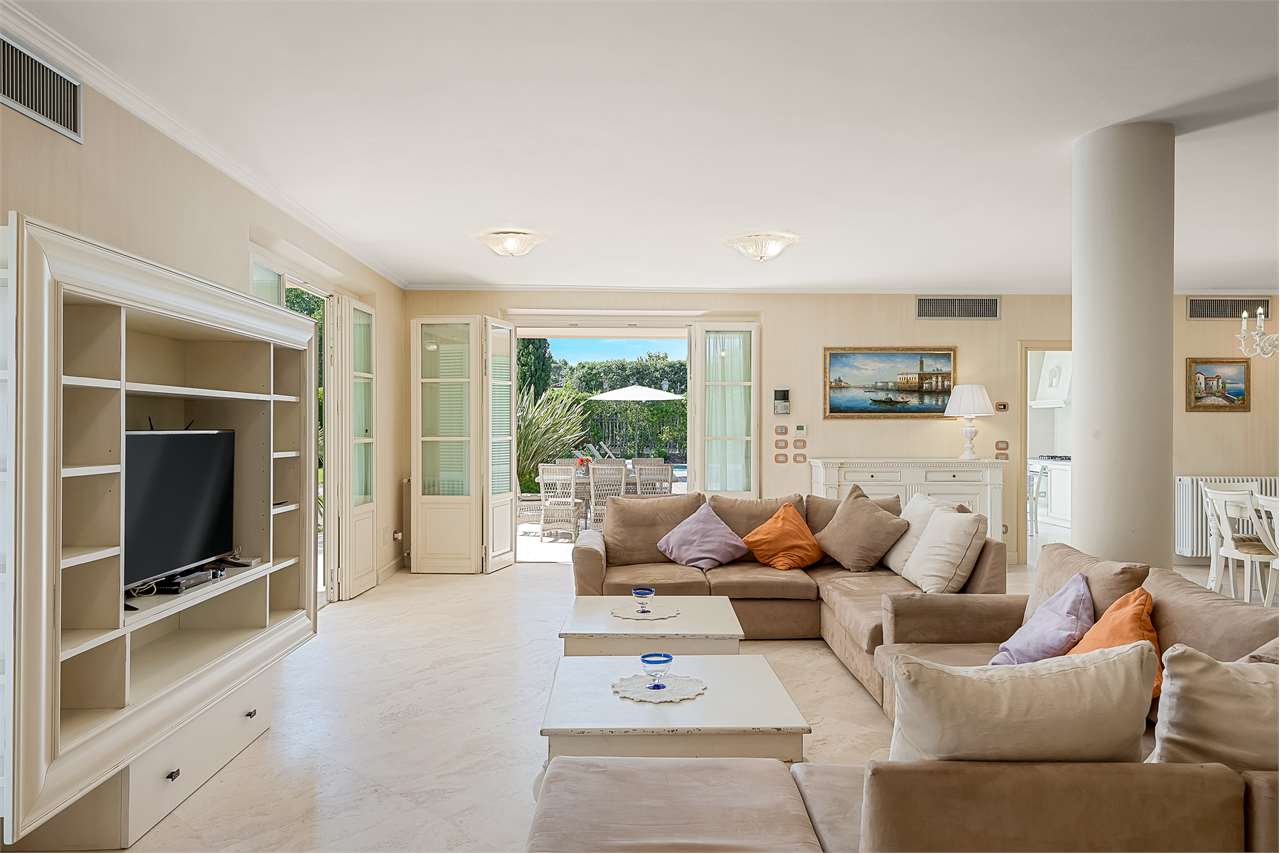 Splendida villa con piscina — foto 42