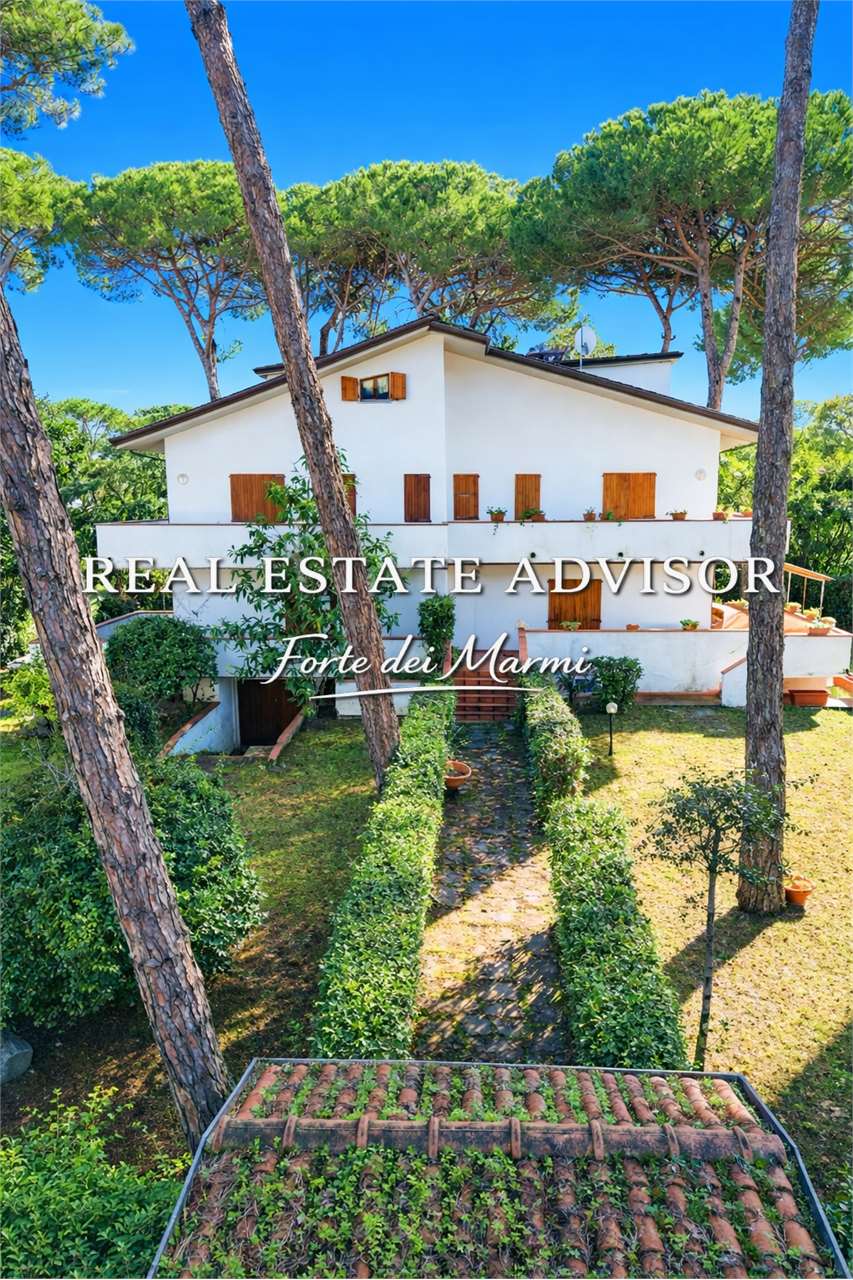 Vittoria Apuana, a pochi passi dal mare: una villa tra i pini secolari — foto 10