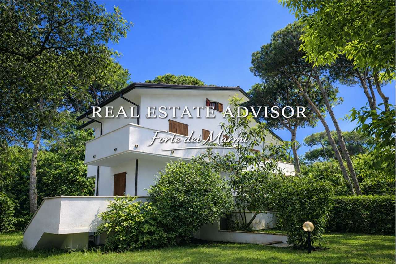 Vittoria Apuana, a pochi passi dal mare: una villa tra i pini secolari, Forte dei Marmi