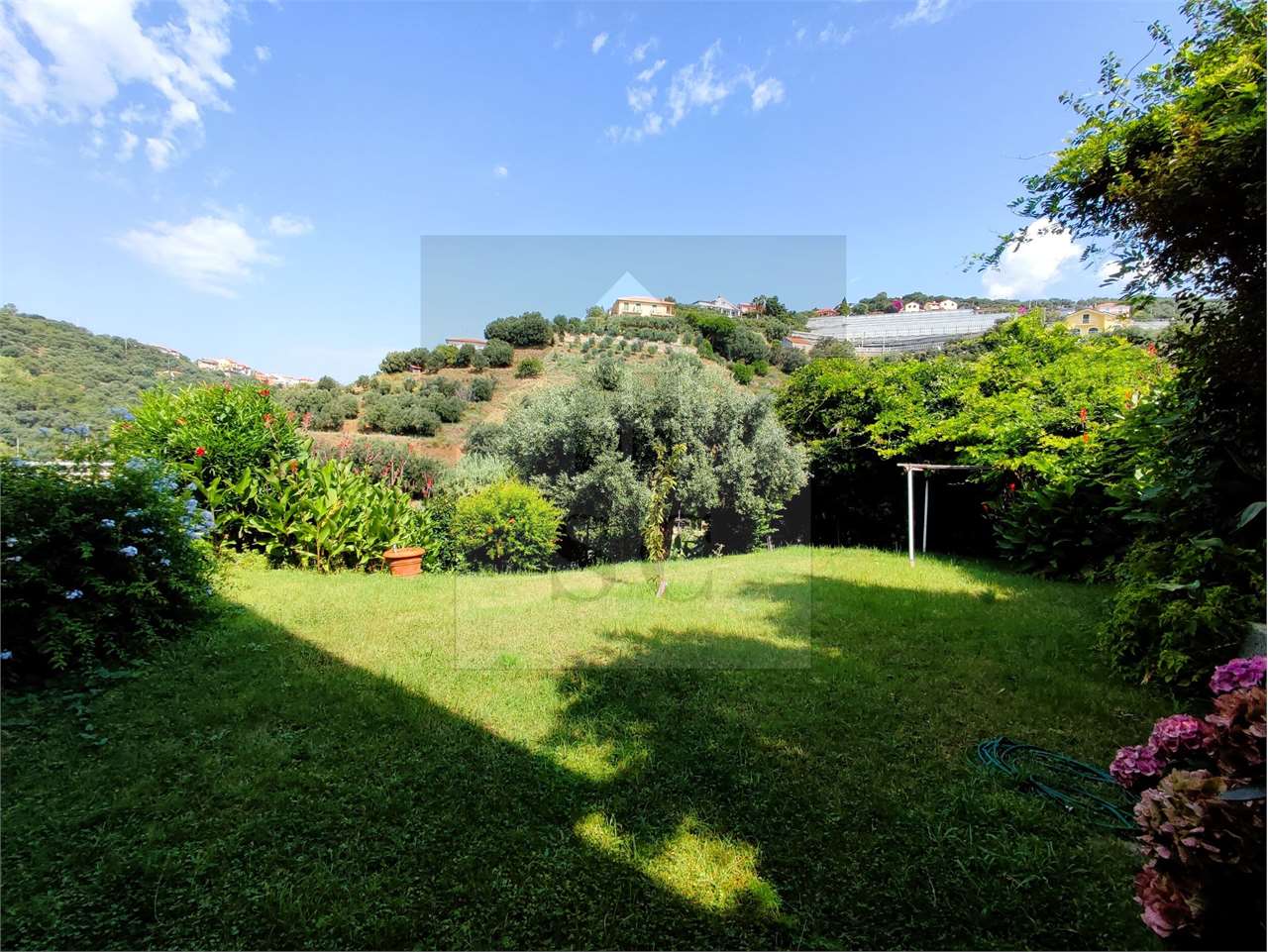 PIANI: INGRESSO INDIPENDENTE CON GIARDINO