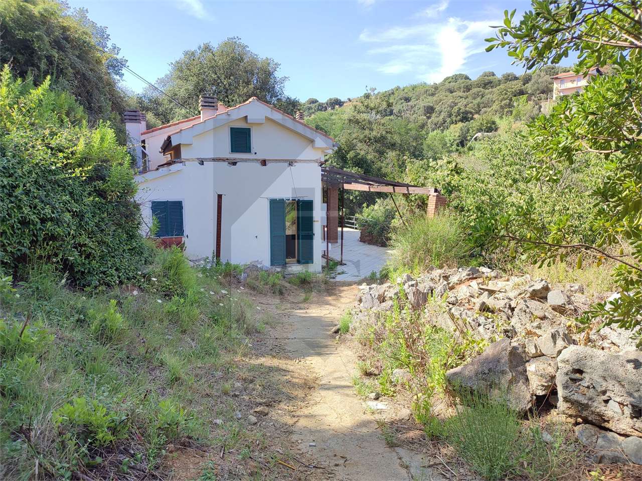 CASA BIFAMILIARE CON TERRENO DA RISTRUTTURARE