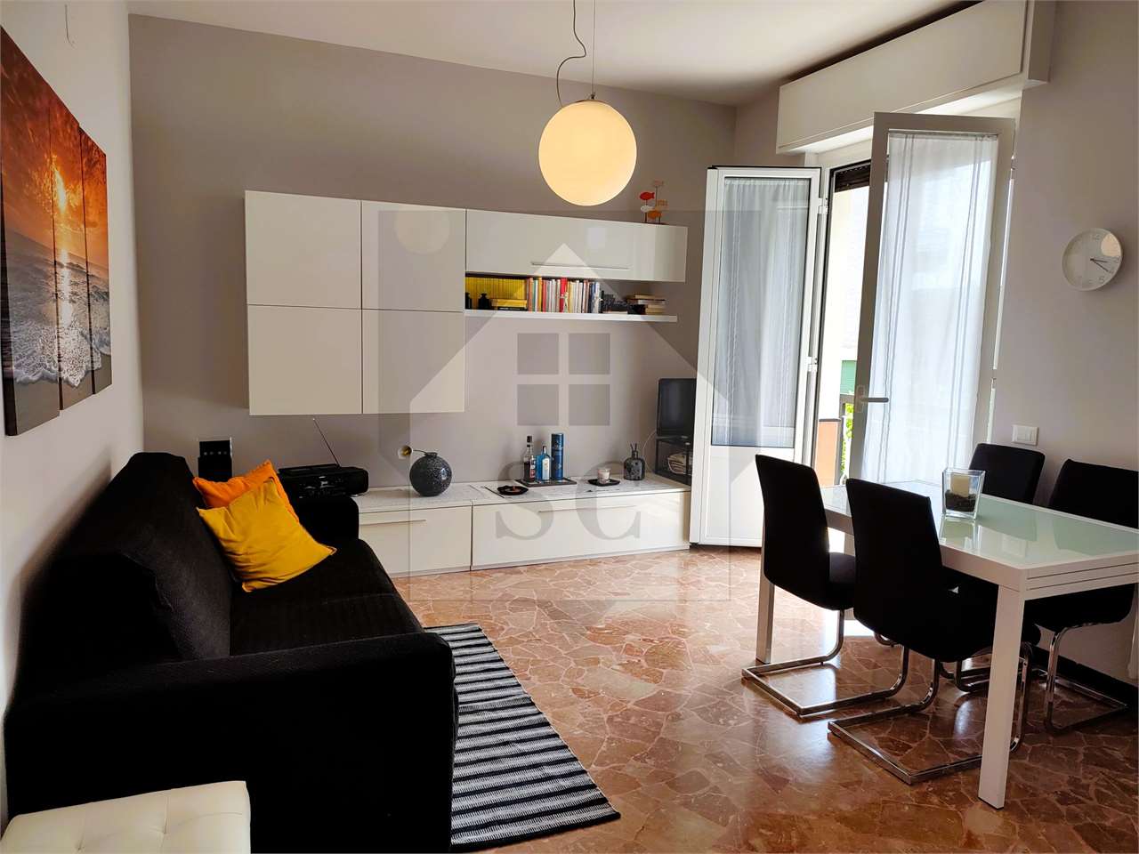 RISTRUTTURATO E ARREDATO, COMODO AL CENTRO