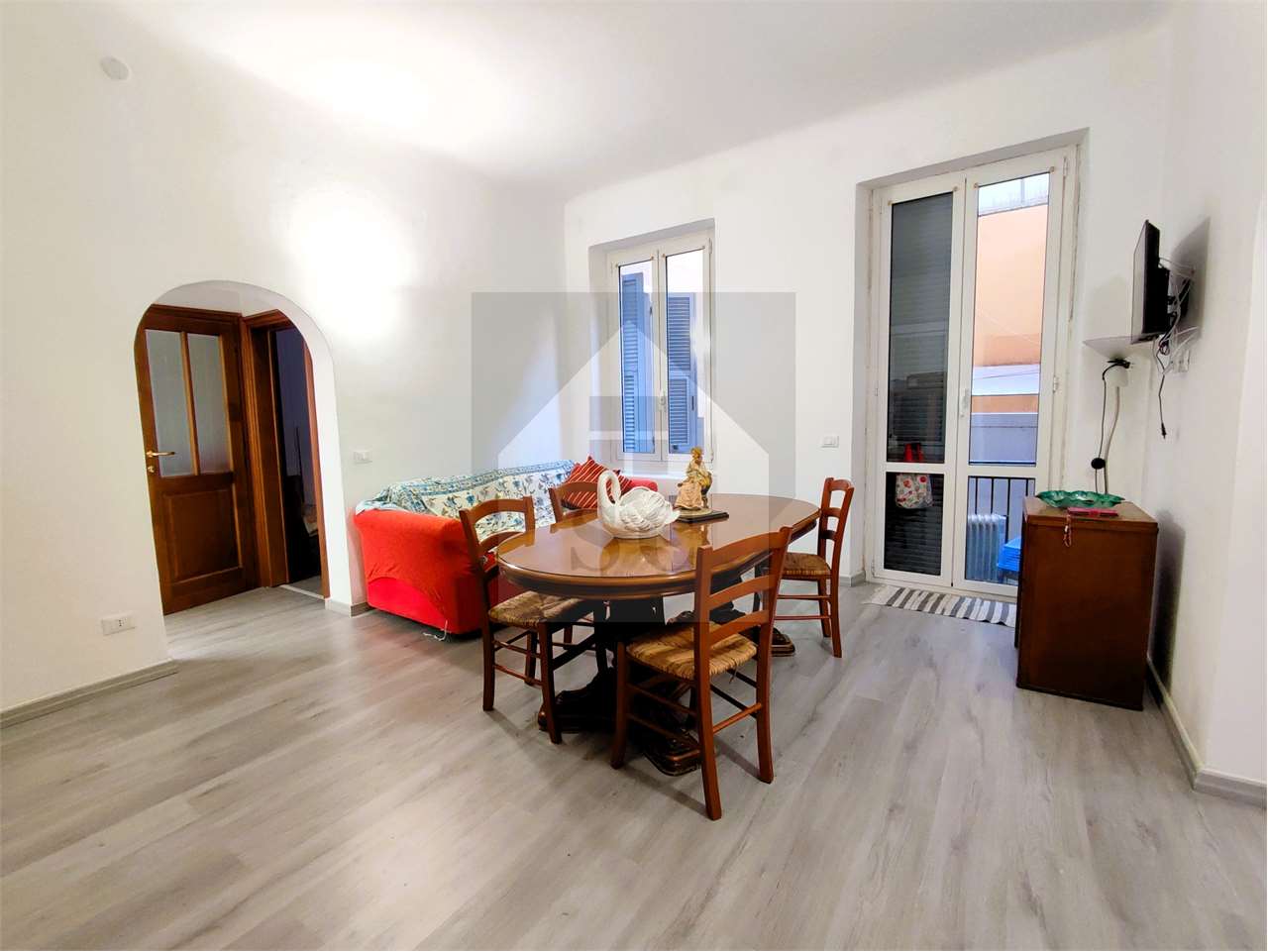 CENTRO PAESE, CON TRE CAMERE DA LETTO