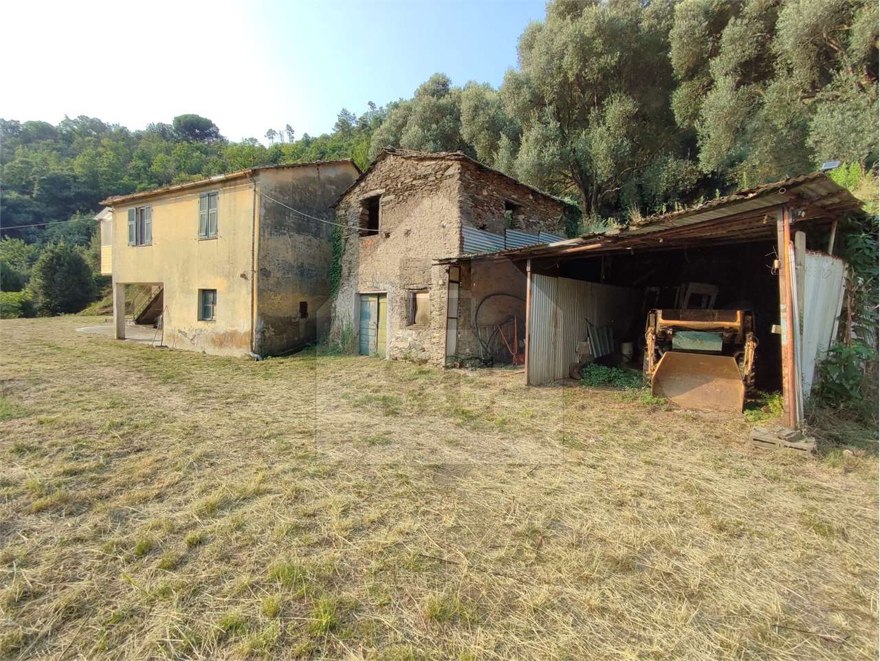 CASA INDIPENDENTE CON MAGAZZINI E TERRENO