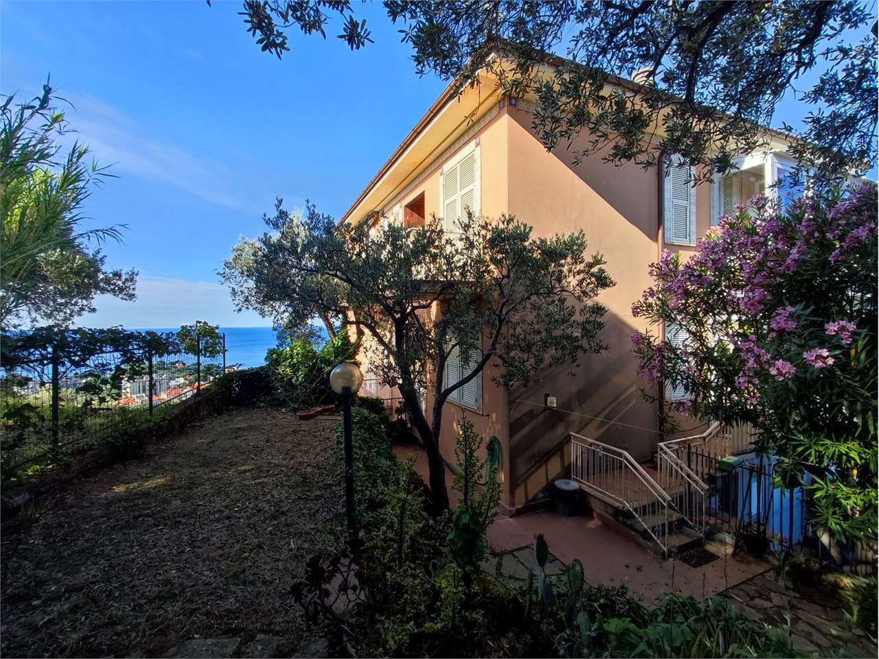 COSTA: PIACEVOLE AREA ESTERNA CON GIARDINO VISTA MARE