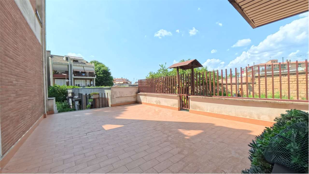 ARICCIA VENDITA APPARTAMENTO CON AMPIO GIARDINO E GARAGE