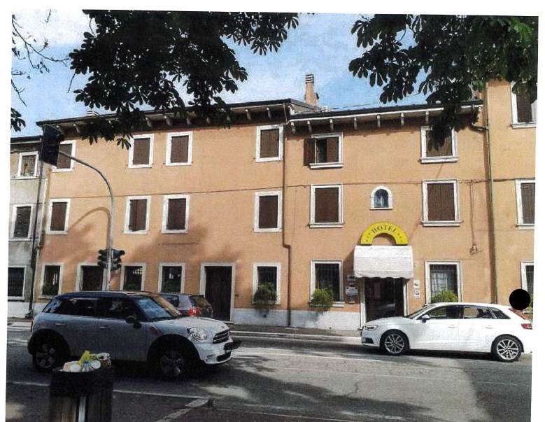 Albergo/Hotel in vendita a Dossobuono, Villafranca Di Verona (VR)