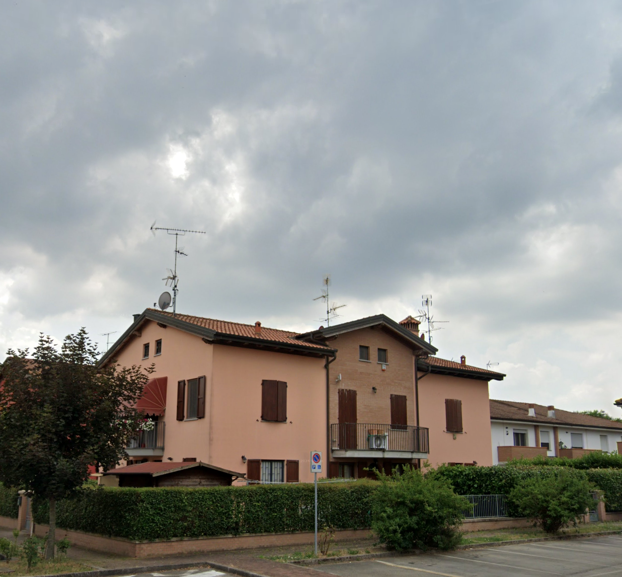 P105/24 - PORZIONE DI VILLA A GALLIERA (BO)