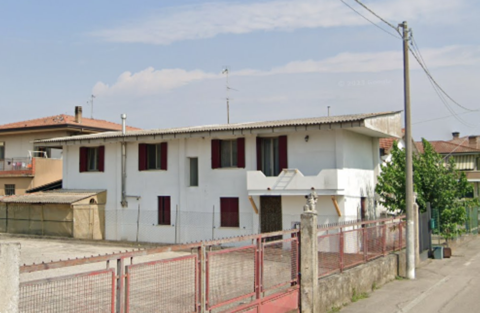 P385/24 - Casa a Lusia(RO)