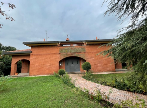 P525/24 - Villa a Barzanò (LC)