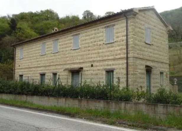 A3476/25 - Capannone/opifici a Mombarioccio (PU)