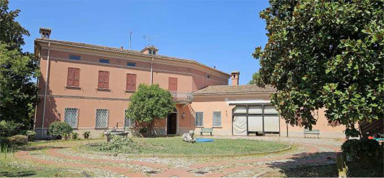 E1054/26 - Compendio immobiliare a Curtatone (MN)