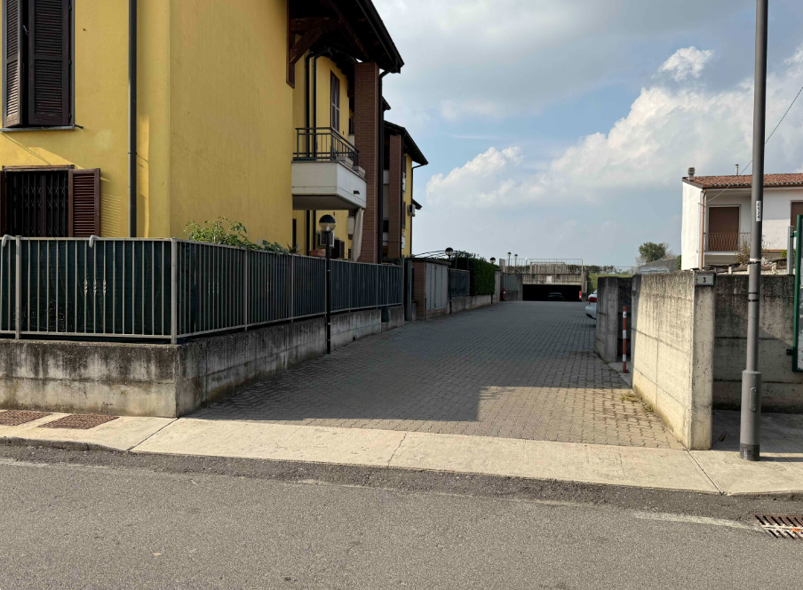 X1349/26 - Box auto a Villanterio (PV)