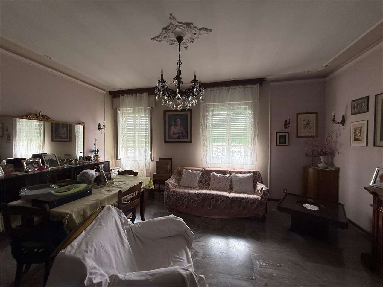 Palazzina indipendente  con 2 appartamenti e negozio