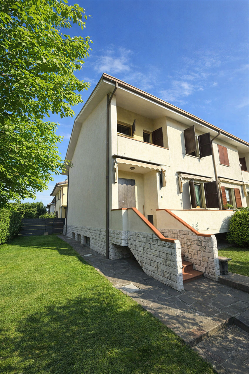 VILLA A SCHIERA DI TESTA 