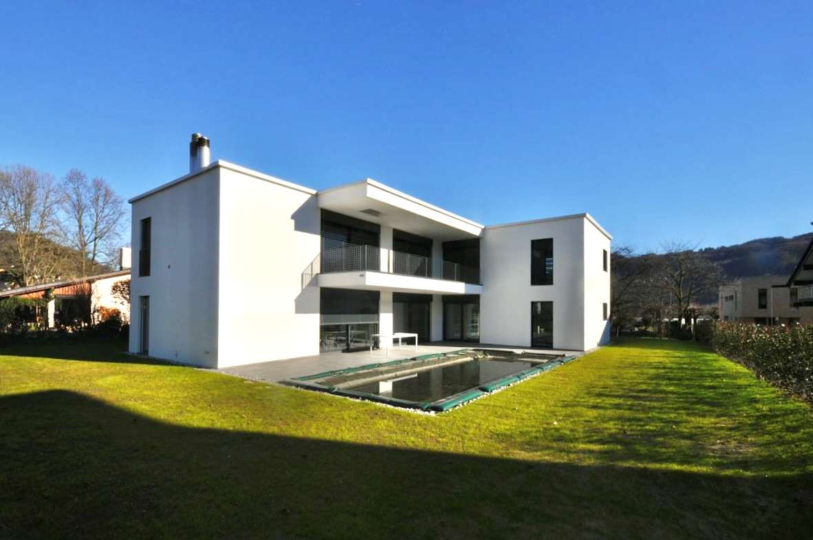 Ampio appartamento di 4.5 locali con terrazza vicino al golf e al lago