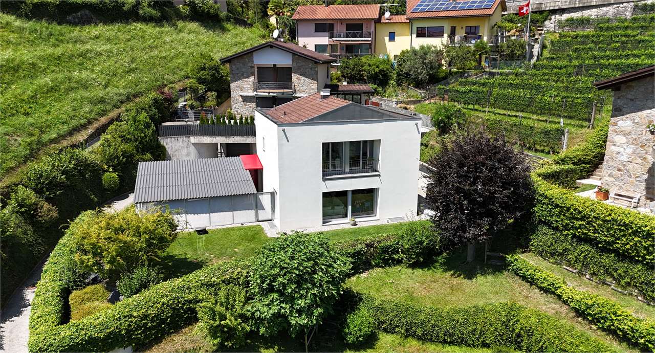 Moderna casa unifamiliare con portico