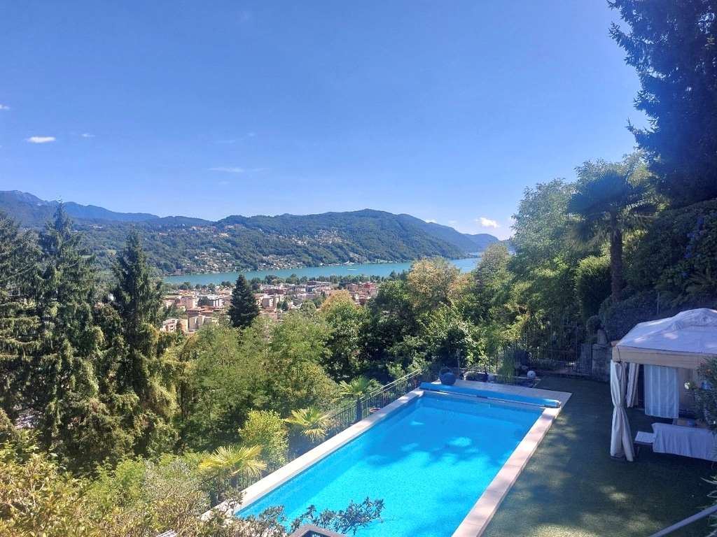 Villa panoramica con piscina e giardino