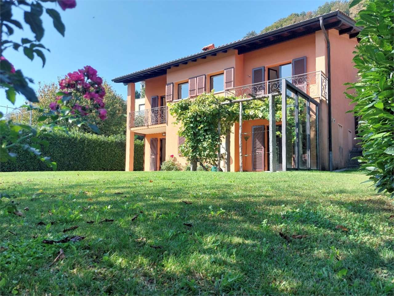 Affascinante casa ticinese con vista aperta e ampio giardino ad Agra (Collina d’Oro)