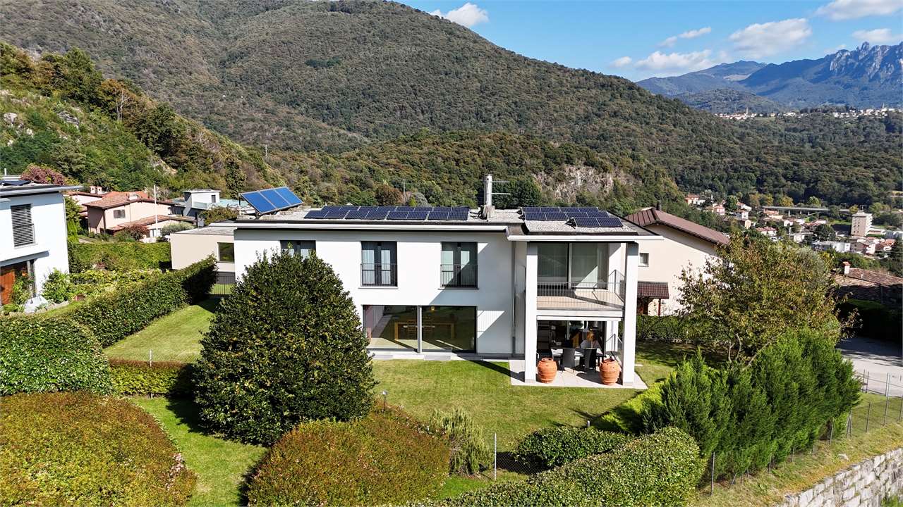 Elegante villa immersa nel verde, perfetta per famiglie numerose