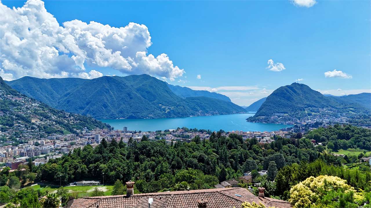 Elegante villa contigua con vista mozzafiato