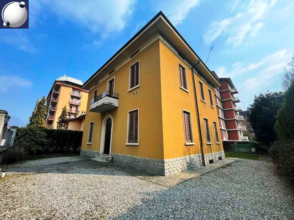 Villa in vendita a Erba (CO)