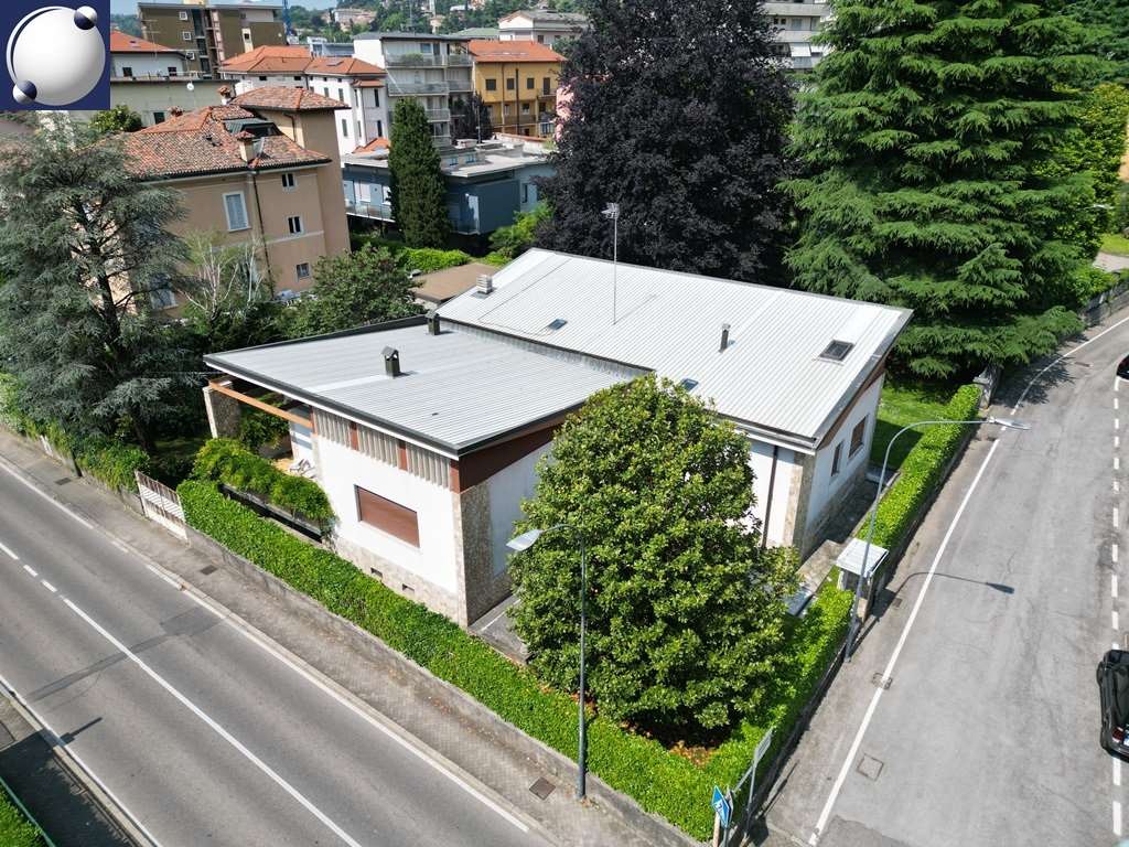 Erba Vendita Villa Bifamiliare
