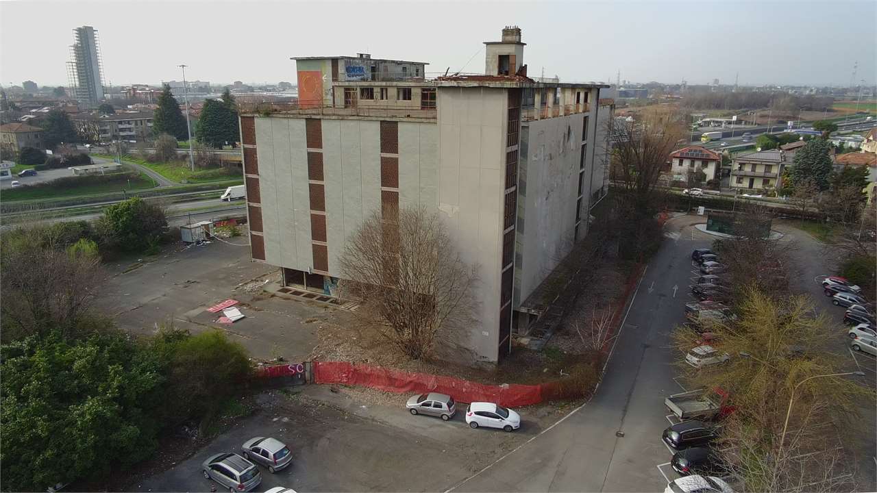 Intero stabile ottima visibilità — Desio