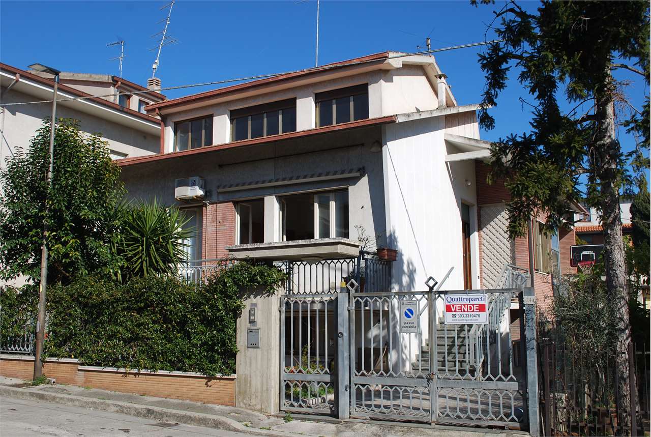 Villa in Vendita a Macerata