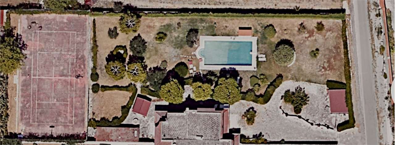 Villa con giardino, piscina e campo da tennis