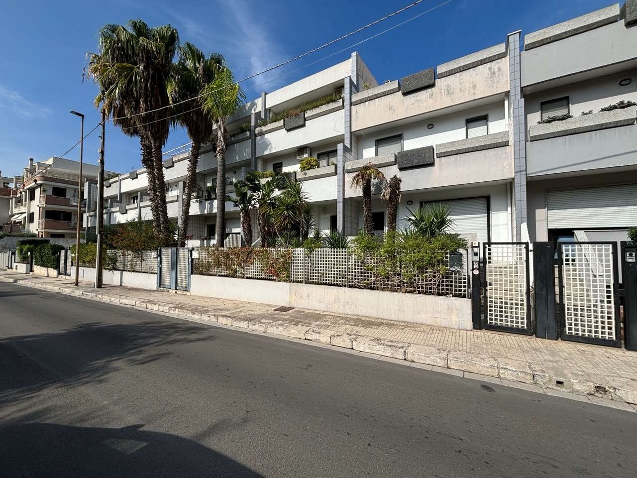 Villa a schiera con giardino, terrazzi e box auto