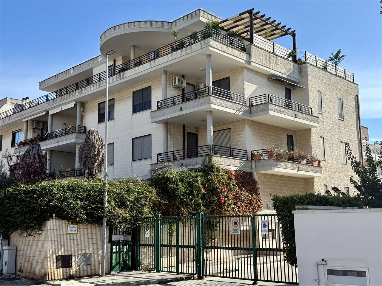 Appartamento rifinitissimo 190 mq. vista mare, box auto