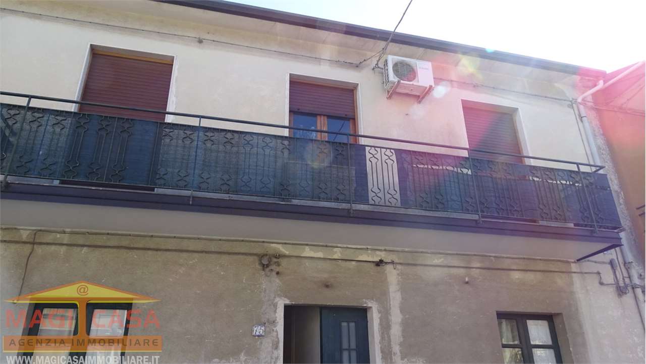 Camporotondo Etneo Vendita 4 o più locali