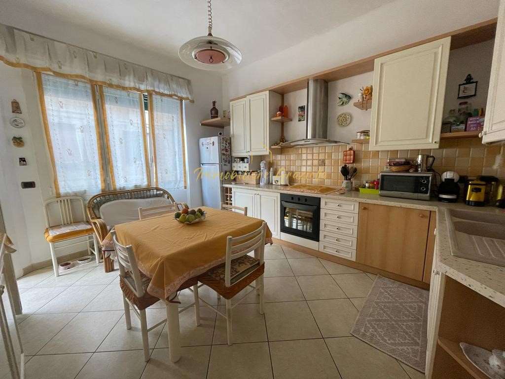 Trilocale con balcone nel centro di Ventimiglia - foto 4