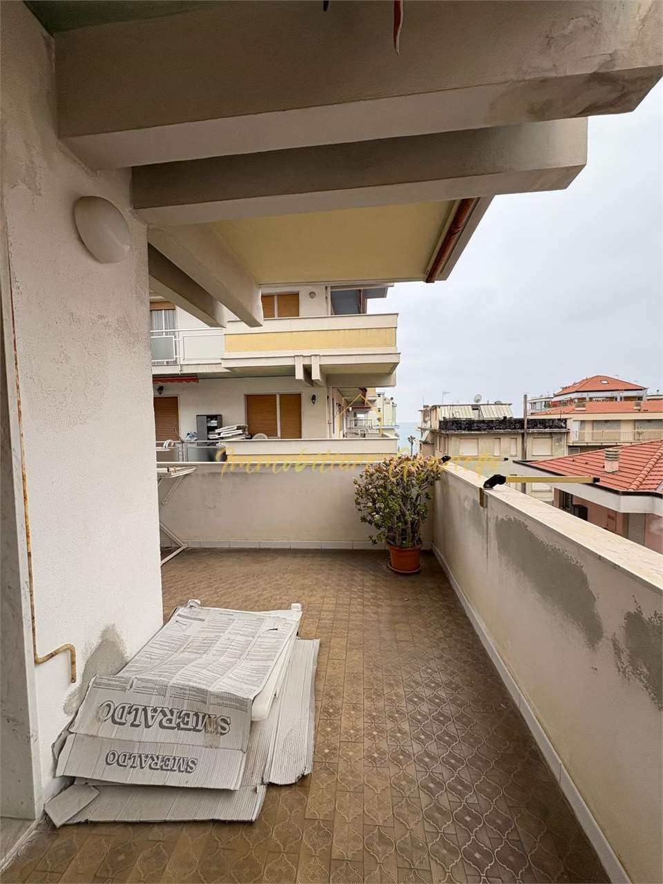Trilocale con ampio balcone vicino al mare - Foto 7