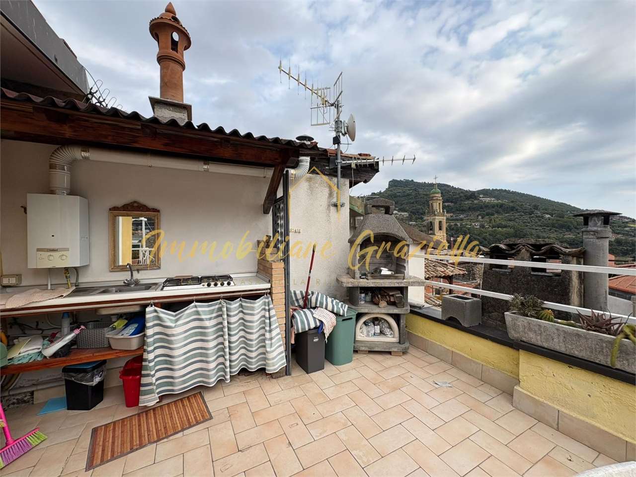 Bilocale con terrazza panoramica nel centro storico - foto 2