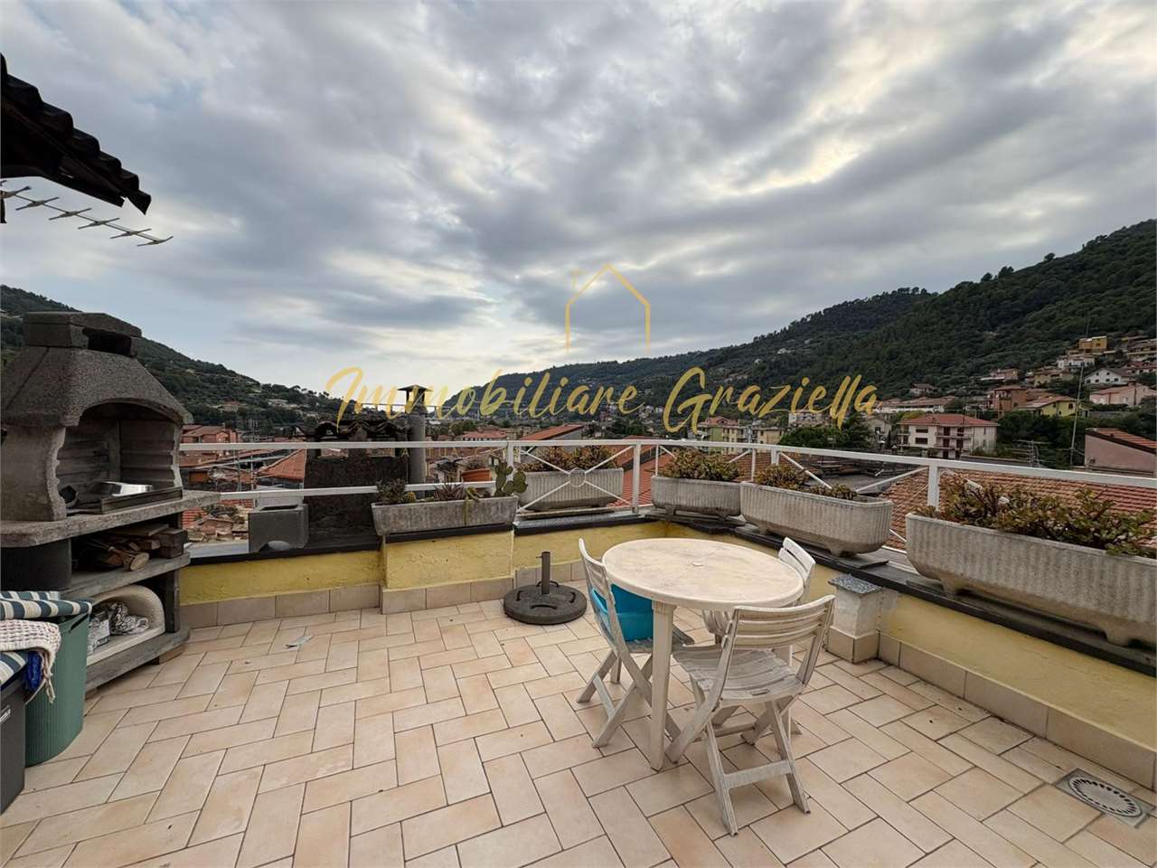 Bilocale con terrazza panoramica nel centro storico - foto 4