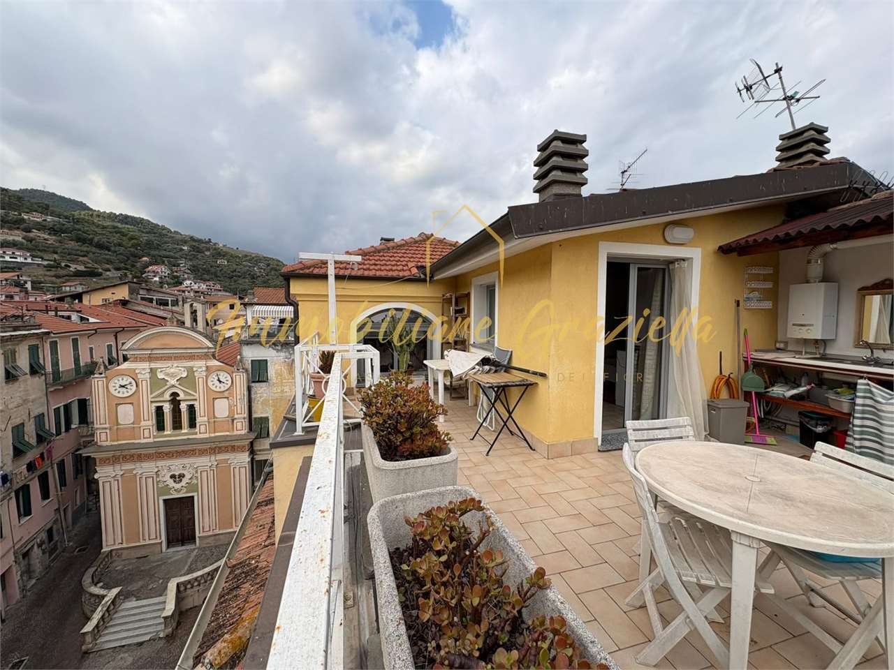 Bilocale con terrazza panoramica nel centro storico - foto 5