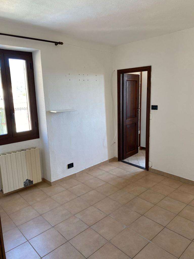 Porzione di casa ristrutturata con terrazzi e giardino - foto 5