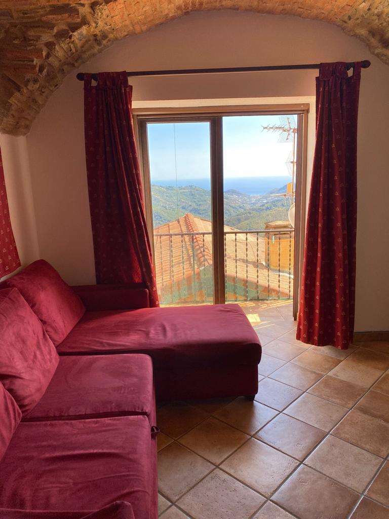 Porzione di casa ristrutturata con terrazzi e giardino - foto 2